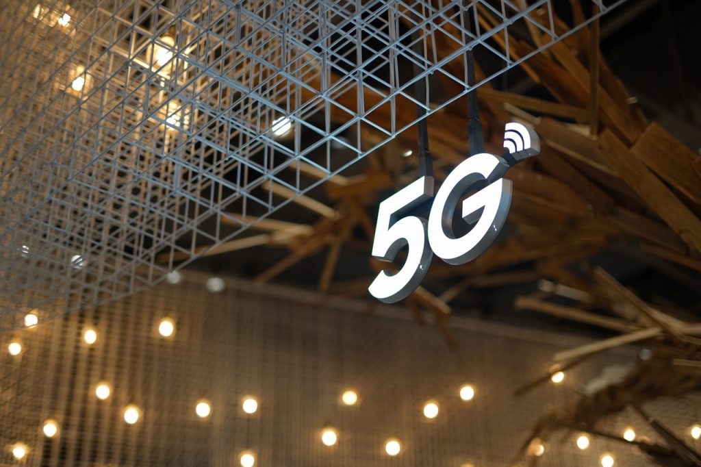 A 5G sign.